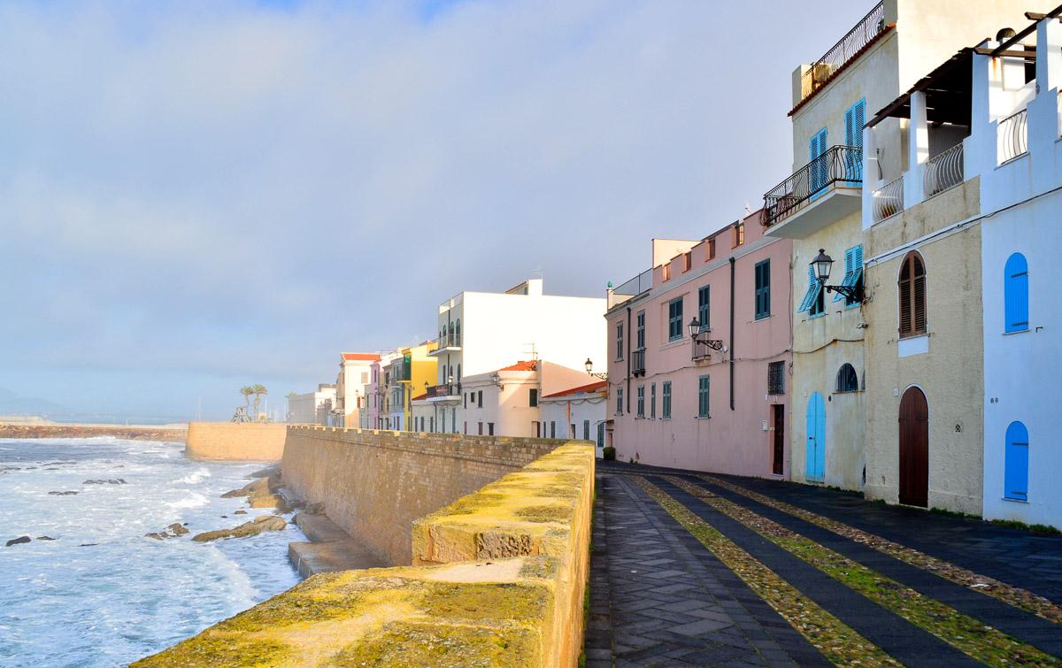 Straße mit bunten Häusern