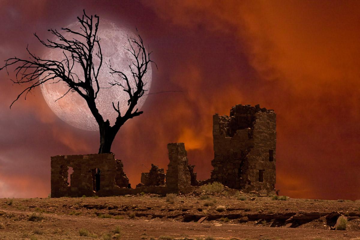 Ruine in Landschaft mit Mond