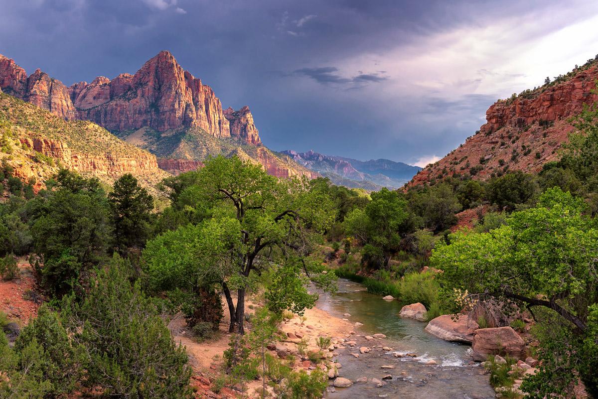 Rotes Auto in altem Foto