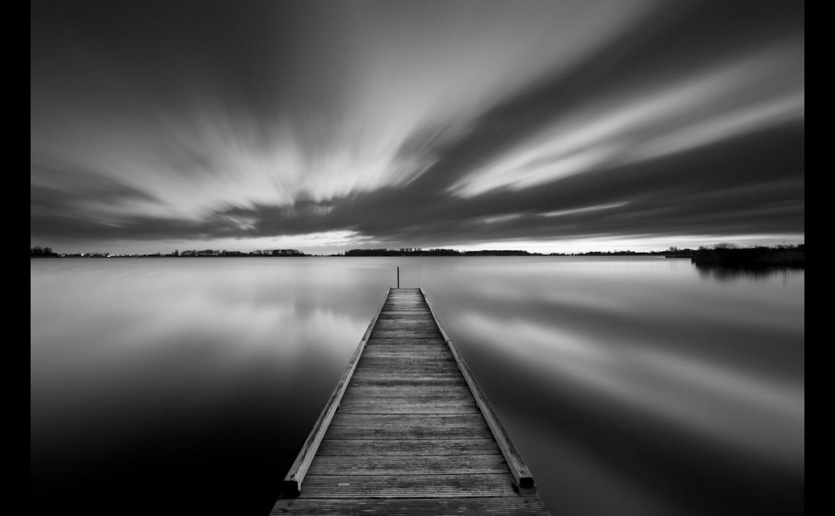 Steg im Wasser Schwarz & Weiß