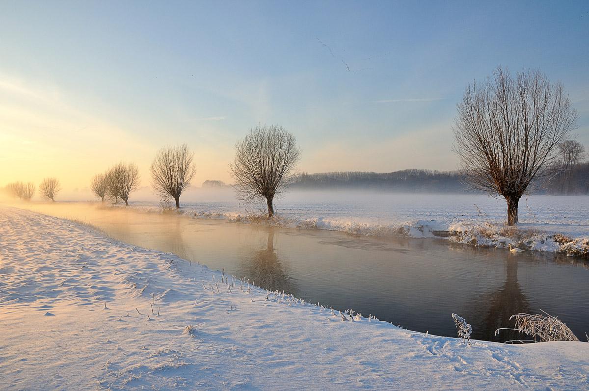Fluss in Winterlandschaft