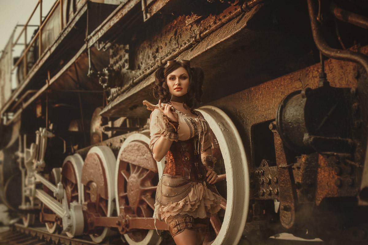 Steampunk Frau vor Zug