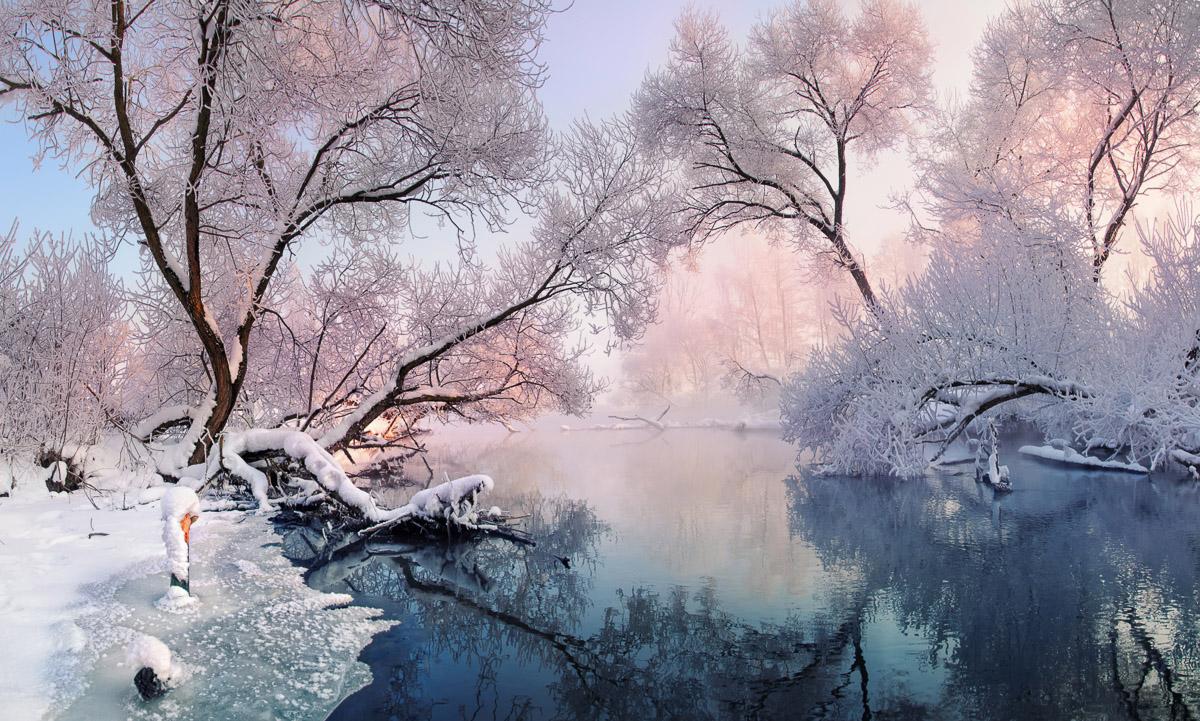 Fluss in Winterlandschaft